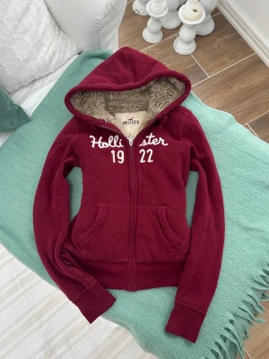 Hollister vintage zip - Storlek S. Skickas inom 24h, PostNord prioriteras. Se liknande plagg i min profil!