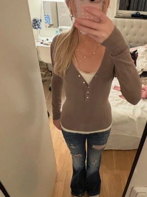 Brun Zara topp - Superfin långärmad henleyliknande Zara topp med knappar i form av små pärlor, strl S och superfint skick💕
