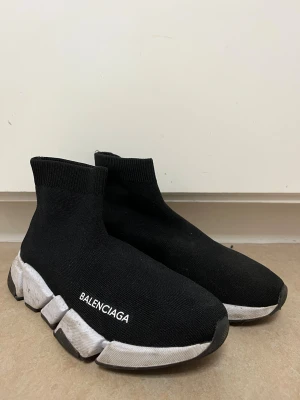 Balenciaga Speed Trainer svarta sneakers - Balenciaga skor i storlek 42, svart och vit. Dessa är använda fast utan några skador eller hål osv. Pris går att diskutera 