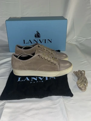 Lanvin skor - Lanvin cap toe Nappa Storlek: 42/Uk 7 Vad som ingår: Dustbag & Skosnören Pris: 2299kr Etc: Priset Ej hugget i sten