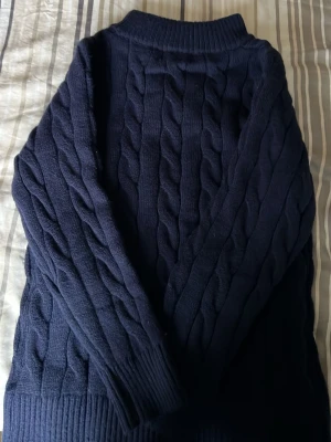 Blå polo hoodie  - Säljer en mörkblå Polo Ralph Lauren hoodie i mycket bra kvalitet. (Ej original) Den är helt ny och aldrig använd, endast provad hemma. Tyvärr var den lite för liten för mig, därför säljer jag den vidare 