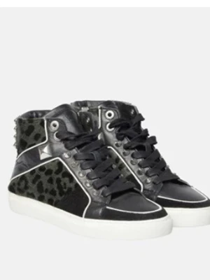Svarta Zadig sneakers  - Snygga  Zadig & volitaire sneakers i svart läder och mocka med leopardmönstrade paneler och vita detaljer. Skorna har svarta skosnören, vita sulor och coola nitar på hälen. 