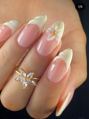 Handgjorda lösnaglar💞 - Snygga press-on naglar med en mjuk rosa bas och vit fransk tipp. Några naglar har en elegant 3D-blomma med gulddetaljer.