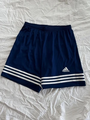 Träningsshorts  - Mörkblå adidas träningsshorts. Storlek M. 