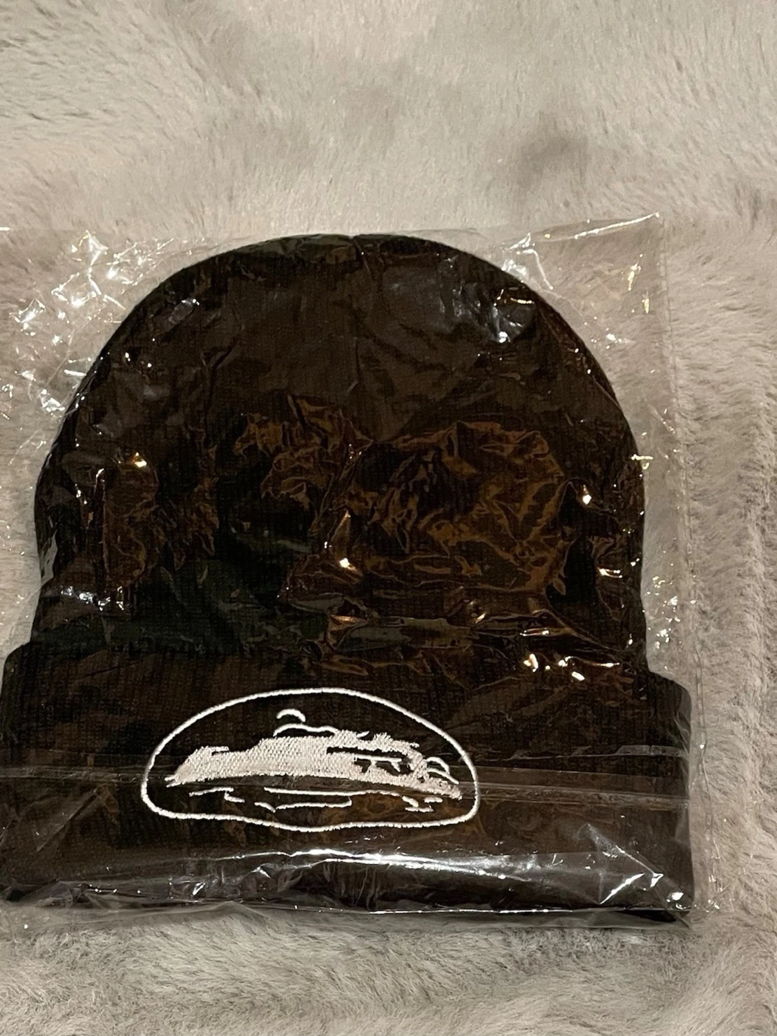 Svart ribbstickad mössa med brodyr - 2