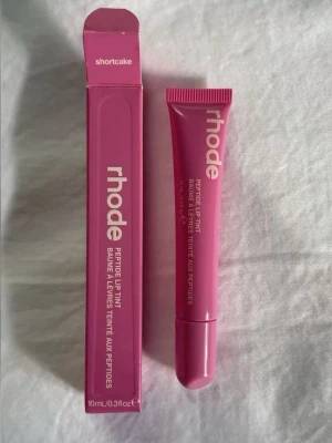 rhode Peptide Lip Tint Shortcake - Peptide Lip Tint från rhode i färgen shortcake. Fick i julklapp ifrån någon som har köpt den utomlands💞 har endast testats på handen.