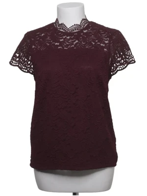 Vinröd spetsblus med kort ärm - Vinröd blus i spets med korta ärmar och hög hals med dekorativ kant. Blusen har ett vackert blommönster i spetsen och en liten knappöppning bak i nacken. Perfekt för dig som vill ha en elegant och trendig look. Använd fåtal gånger, säljs då jag inte riktigt har någon användning för den 