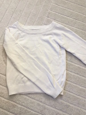 Vit stickad tröja från new yorker - Fin vit stickad tröja. Kommer tyvärr inte till användning så därför säljer jag den💕sitter som en XS om man vill ha den lite lös