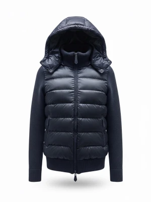 CEVIOR CARDIGAN - Snygg mörkblå pufferjacka med avtagbar huva och hög krage. Jackan har quiltad front i glansigt material och stickade ärmar samt muddar. Dragkedja framtill och ribbade detaljer ger en modern look. Perfekt för kalla vinterdagar.