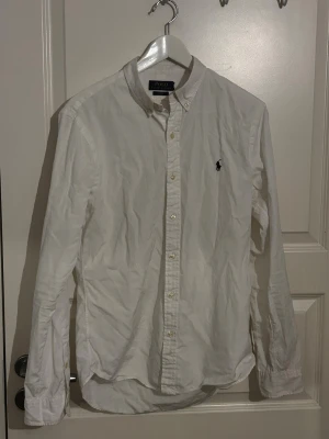 Ralph lauren skjorta - Hej säljer denna feta raffe skjorta.         skick 8/10 | storlek S | använd få gånger. Pris 449 | kom pm om ni har några funderingar. Mvh