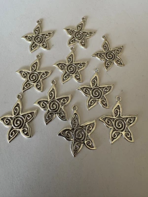 Starflower berlock (pris gäller för 4st +1) - Säljer av material som jag använt för att göra smycken. Har 2025 tillverkat och sålt smycken för över 50.000kr så är något folk uppskattar (om man håller låga priser) . Nu har jag dock tappat intresset så säljer av allt jag har. Kolla gärna in andra annonser   I denna annons hittar du berlocker för smyckestillverkning . Kostar 10kr st men vid köp av 4 får man en extra . Blanda gärna med mina andra annonser där det säljs styckvis och gör ett eget paket