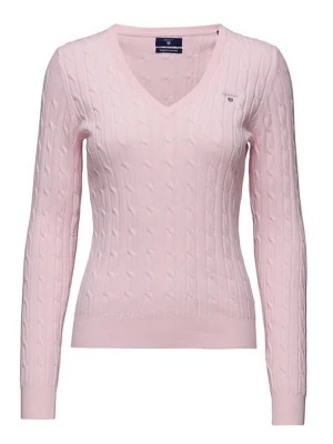 Ljusrosa kabelstickad tröja Gant - Supersnygg ljusrosa kabelstickad tröja från Gant med V-ringning och diskret logga på bröstet. Tröjan har lång ärm och ribbade muddar vid ärmslut och nederkant. Perfekt för dig som gillar klassisk och stilren look.
