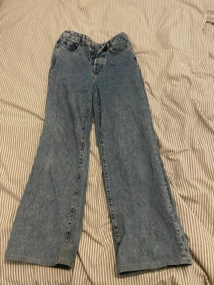 Blåa raka jeans med hög midja - Ett par klassiska blå jeans med vid passform och hög midja. Står w26 L34 men längden är närmare 30 då jag lagt upp de.