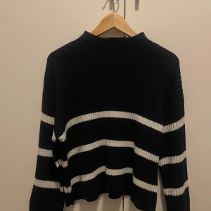 Marinblå randig stickad tröja - Marinblå tröja med ränder i mycket gott skick, endast använd ett par gånger. Tröjan är i storlek 158/164 men passar S/M! ☺️