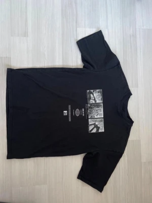Svart t-shirt Code of City print - Svart oversized T-shirt från H&M i storlek S, 100% Bomull. Knappt använd och den är köpt från deras herravdelning. Eftersom att den är overzised så tycker jag att den är ungefär som M\L i storleken. Hör gärna av dig om det finns några frågor!