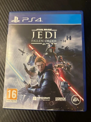 Star Wars Jedi: Fallen Order PS4 - Star Wars Jedi: Fallen Order till PlayStation 4. Actionäventyrsspel med sci-fi tema, blå plastfodral och svart spel-skiva med stjärnmotiv. Utvecklat av Respawn Entertainment och Lucasfilm. PEGI 16.