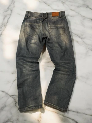 FSBN jeans - Säljer ett par FSBN jeans med en otroligt snygg tvätt och en rak passform. Sitter storlek 29 / 32. Hör av dig vid minsta fundering och jag fraktar alltid inom 24 timmar! pris kan diskuteras vid snabb affär☺️