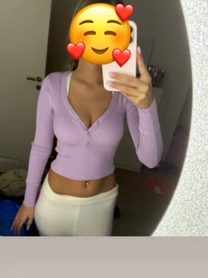 Ljuslila ribbad cardigan Gina Tricot - Superfin lila Ribbad långärmad topp med knappar. Superbra skick.