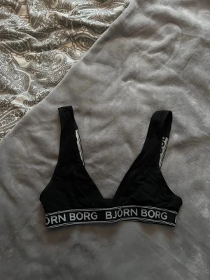 BH Björn Borg - BH från Björn Borg i storlek xs. Utmärkt skick! Kolla gärna in mina andra annonser, vill du köpa flera varor så kan vi komma överens om ett paketpris! Det finns just nu gratis frakt!