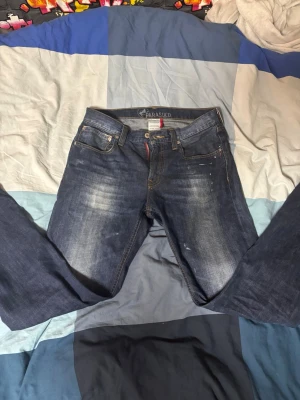   Parasuco jeans - japansk denim - Snygga mörkblå jeans med färg stänk från Parasuco i japansk denim! Storlek 32/32. Säljer eftersom att dem är en aning små för mig nu. Pris kan diskuteras lite.
