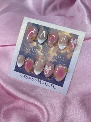 Hime (S);Short Almond - Snygga handgjorda press-on naglar i rosa och nude toner med vita franska tippar, små gulddetaljer, pärlor och 3D-rosetter. Mix av glansig finish och dekorativa detaljer för en trendig look. Perfekt för dig som vill ha unika och handgjorda naglar.S: 15 mm, 11,5 mm, 12 mm, 11 mm, 9 mm 