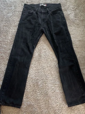 Levis 505 vintage jeans - Tjena! Säljer nu ett par svarta Levis 505 jeans med sjukt najs passform o fades.  Jeansen är i mycket bra skick förutom att de saknar lappen med storlek. Ganska säker på att de är L32 W32. Hör av er vid frågor eller funderingar, perioder går att diskutera!😁👍