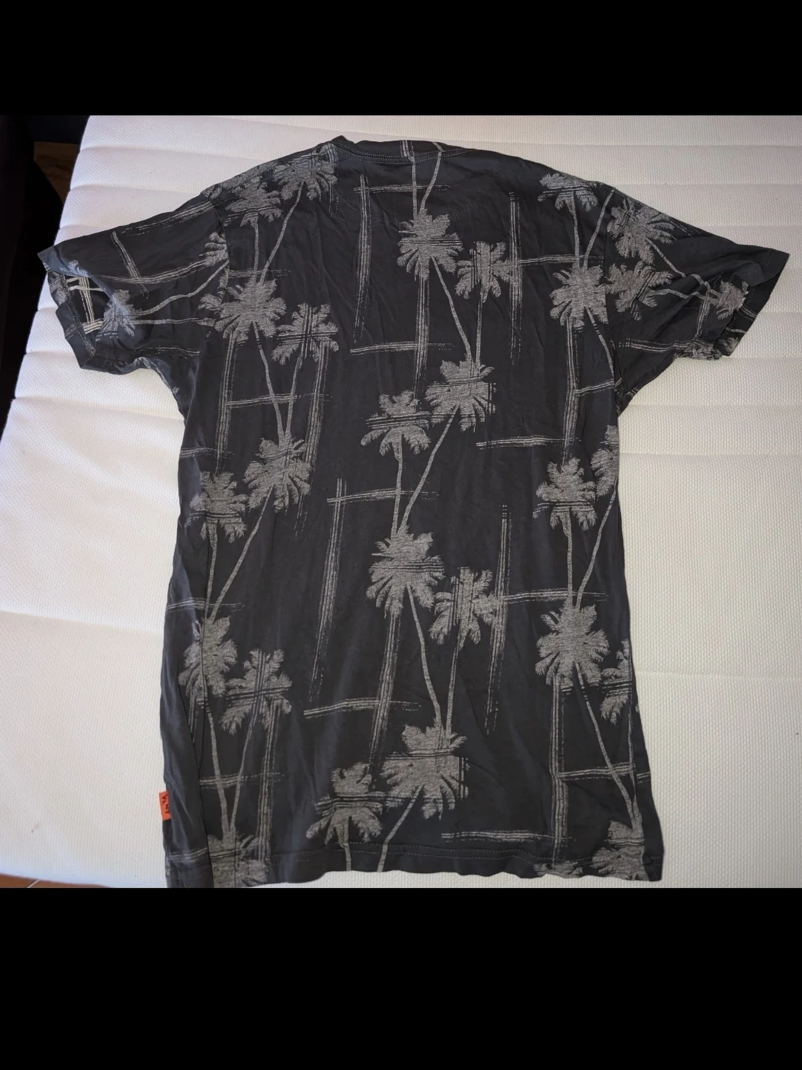 Svart t-shirt med palmtryck - 1