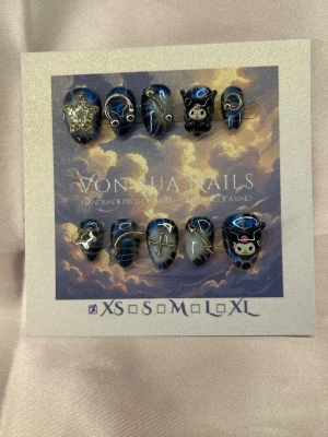 BlueKuromi (XS);ExtraShortAlmond  - Unika handgjorda press-on naglar i svart och blått med silverdetaljer, stjärnor, kors och Kuromi-figurer. Naglarna har en extra kort almond form och dekorerade 3D-element som ger en edgy och söt look. Perfekta för dig som vill sticka ut med din nagelstil.XS: 14 mm, 11 mm, 11,5 mm, 10 mm, 8 mm