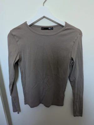 Beige långärmad topp - En enkel och stilren beige långärmad topp. Modellen har rund halsringning och är tillverkad i mjuk bomull som känns skön mot huden. Ett fint basplagg som enkelt går att matcha till olika plagg som jeans eller kjolar för en clean look. Har använts några gånger men tröjan är i ett toppen skick och form. Skriv om det är något ni funderar över 💕