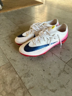 Nike skor - Tjenare! Här finns det nästan helt nya Nike fotbollsskor som är använda 2 gånger hör av er om ni undrar något!!!