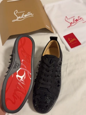 Christian Louboutin Spike skor - Christian Louboutin Low Pik Pik Strass 💎🔥           - Skick: 9.5/10 - Nyskick: endast provade                                            - Storlek: 44                                                                     - Medföljer: Kartong, dustbag och påse                 🚀 Snabb och spårbar frakt ingår!                           📩 DM vid köp, frågor eller om du vill ha fler bilder
