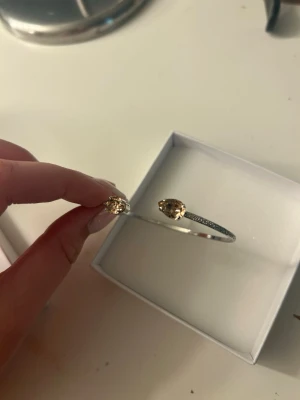 Caronline svedbom armband - Silver, knappt använd. Inga defekter, fick den i julklapp