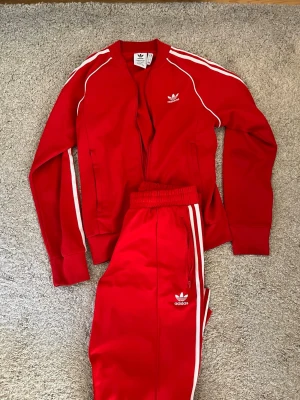 Adidas original set  - Tröja Storlek S, Byxor storlek M 