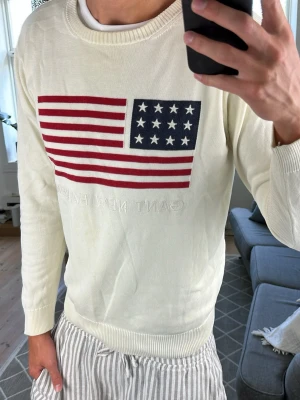 Tröja Amerikanska flagga Gant - Väldigt trendig och stilren! Mått: A:51 B:44 C:42 D:61 (cm) Skriv vid fundering!😇🙌