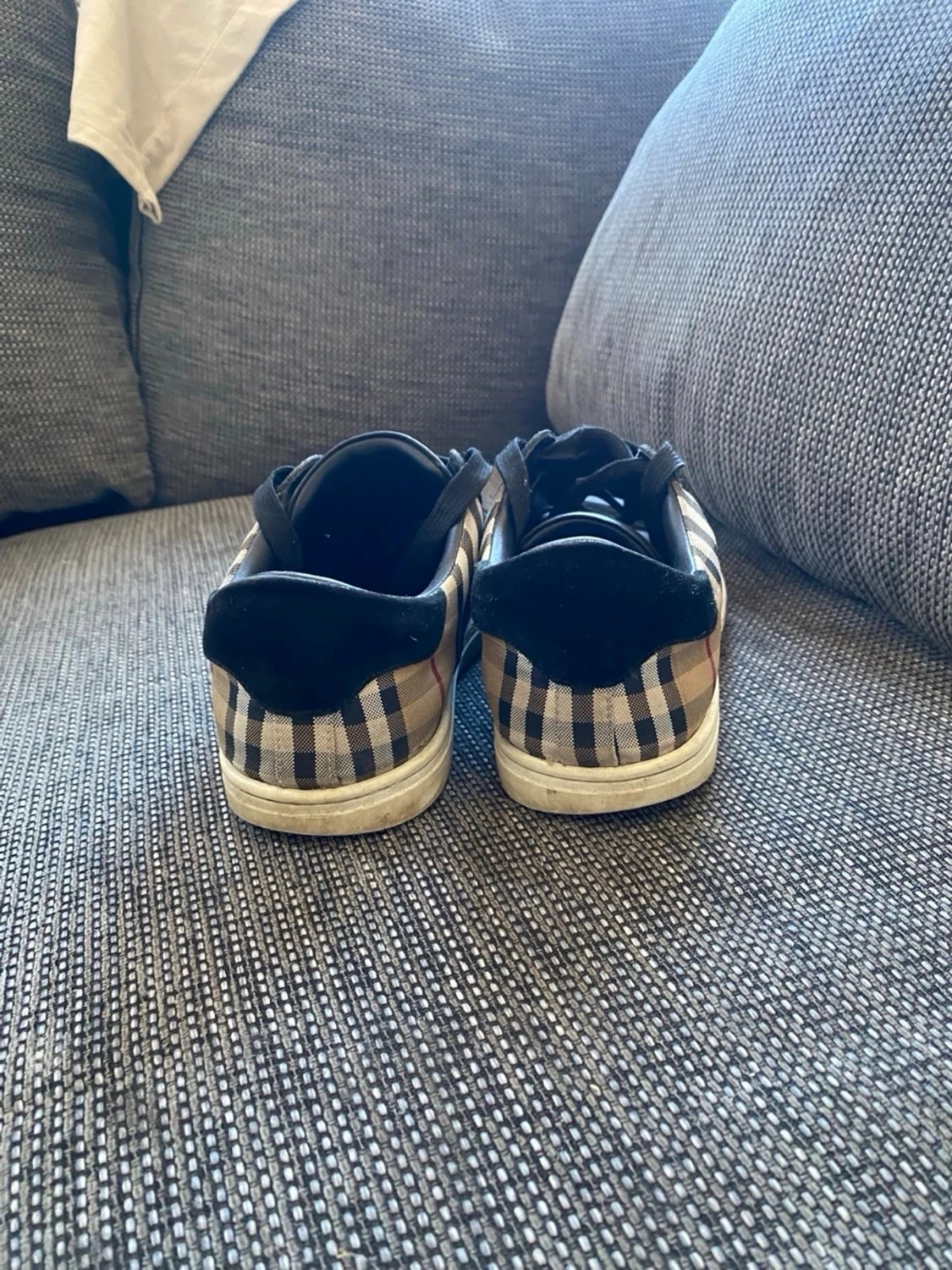 Svarta Burberry sneakers med rutmönster - 2