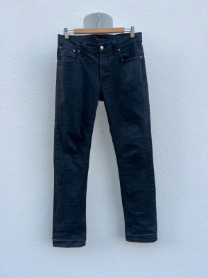 Svarta slim fit jeans från nudie - || Svarta Nudie Jeans || Model: THIN FINN || Storlek: 31/32 || Mycket Snygga || Färg: Svart/Grå || Inga Defekter || Skick:9,5/10 || Nypris: Ca 1600kr || Mitt pris: 449kr || Pris: Diskuterbart || Skriv Vid Minsta Intresse Eller Fråga! || Bättre Pris Desto Fler Du Köper! ||