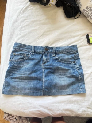 ljusblå lågmidjad mini jeanskjol - ljusblåa lågmidjade mini jeans kjol, vintage