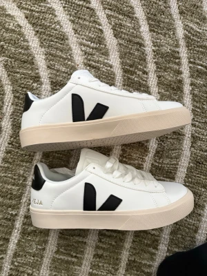 Veja Campo Trainers - Säljer ett par Veja skor i nästan helt nytt skick ✅ (Ingen låda kommer med därefter priset)  🌟