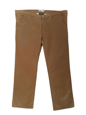 Beiga chinos från NN07 - Snygga beiga chinos från NN07 med klassisk rak passform och bälteshällor. Byxorna har två sidofickor och är tillverkade i ett mjukt bomullsmaterial som ger en skön känsla. Perfekta för en avslappnad men stilren look. Byxorna är i bra skick, inga fläckar eller tecken på onormalt slitage förekommer. Storlek 38/32 (XL-XXL). 