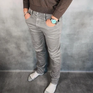 Replay Anbass - - Replay Anbass — Storlek 28/32 — 9/10 - Bra skick utan skavanker — Inkluderat - Jeans — Retail 2000kr — Modellen är 180cm, 65kg