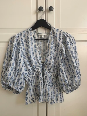 vit/blå blus från HM 🌟 - superfin blus från hm 🥰 pris går att diskutera 🙏🏼