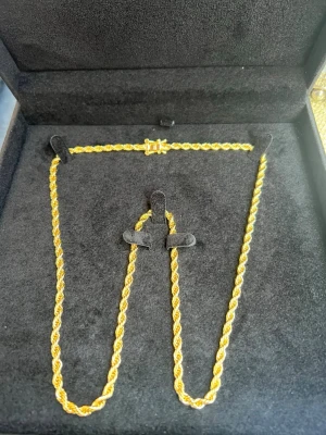 Guldplänterat halsband 18k - Snyggt guldfärgat halsband från M&L med tvinnad kedja och elegant lås. Halsbandet har en klassisk design som ger en lyxig känsla och passar perfekt till olika stilar. Tillverkat i metall med blank finish och levereras i svart ask.