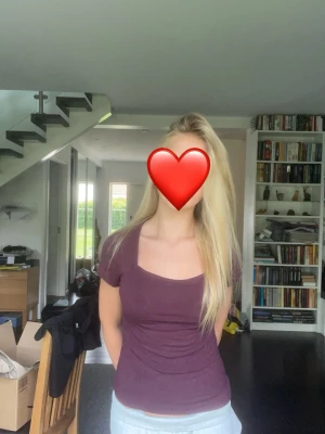 Mörklila t-shirt med v-ringning - En enkel och stilren mörklila t-shirt med v-ringad hals. T-shirten har korta ärmar och en figurnära passform som passar perfekt till jeans eller kjol. Skön och mjuk känsla, perfekt för dig som gillar en clean look.💕 