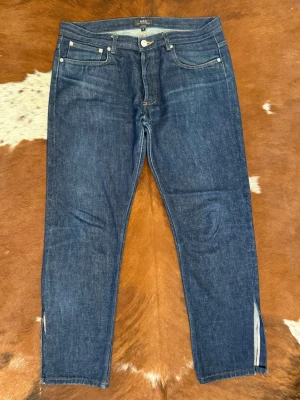A.P.C Petit New Standard - Tjena! Säljer dessa riktigt snygga Selvage A.P.C jeans: Passar som W31:L28 och funkar för dig som är cirka 168cm/70kg: Yttersömmen är uppsprättad men fixa det så har du ett par riktigt billiga Selvage jeans: Hör av dig vid funderingar!🙌