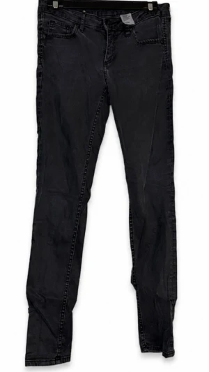 Superskinny Low Waist Jeans | Storlek W28 L30 - 💕 30% bundlerabatt vid köp av minst två artiklar 🌸Washed black Superskinny Low Waist Jeans ✔️Märke: H&M                                                         📏 Storlek W28 L30 - Passar en med Storlek S               ⭐️ Fint använt skick. Hela och rena utan fläckar, hål eller andra synliga brister.