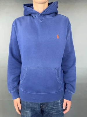 Ralph Lauren hoodie - Ralph Lauren hoodie Märke: Polo Ralph Lauren Storlek: L Passform: Lite oversize Färg: Blå Skick: Bra Beskrivning: utan defekter Modellen på bilden: 183 cm / 75 kg