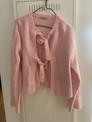 Rosa stickad kofta - Supersöt ljusrosa stickad kofta från Gina tricot 