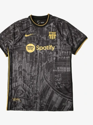 FC Barcelona svart matchtröja Nike - Svart FC Barcelona matchtröja från Nike med gula detaljer och tryck. Tröjan har klubbmärke, Nike-logga och Spotify-logga på bröstet samt grafiskt mönster inspirerat av Barcelona. Korta ärmar och rund hals. Perfekt för fotbollsträning eller support.