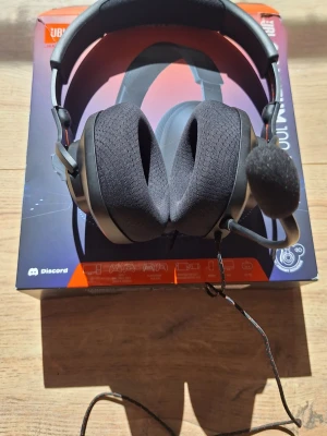 JBL Quantum 100 M2 - Säljer ett JBL gaming headset, med en avtagbar mikrofon. Är i mycket bra skick har använts få gånger.
