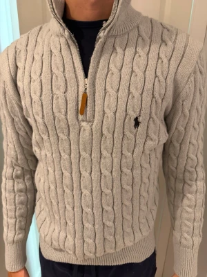 Ralph lauren  - Sprillans ny Ralph lauren tröja! Perfekt investering till garderoben! Storlek:S! Vid minsta fundering kontakta oss ✔️